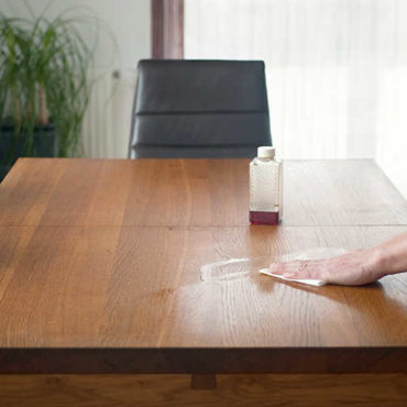 Tischplatte aus Massivholz mit Lappen einölen