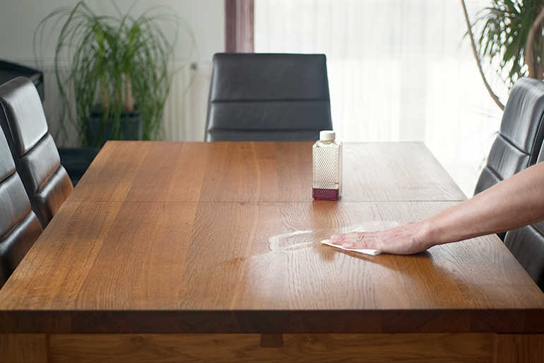 Tischplatte aus Massivholz mit Lappen einölen