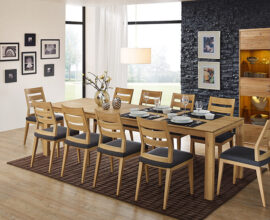 Langer Esstisch mit 10 Stühlen aus Holz von Comnata Esstisch. Ganz im Trend 2023.