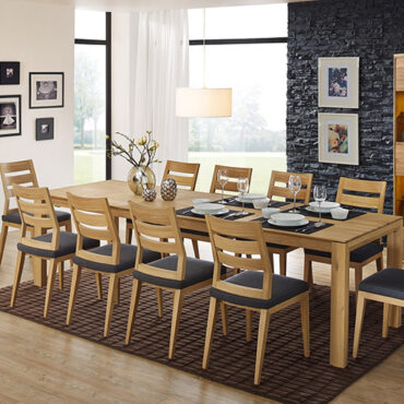 Langer Esstisch mit 10 Stühlen aus Holz von Comnata Esstisch. Ganz im Trend 2023.