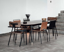 Der ovale Esstisch mit Stühlen im Japandi Stil ist sehr modern. Mit seiner Natürlichkeit und seine Robustheit ist er klar im Esstischtrend 2023.