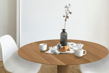 Dieser Tisch steht durch seine reduzierte japanische Ästhetik ganz im Japandi Stil.