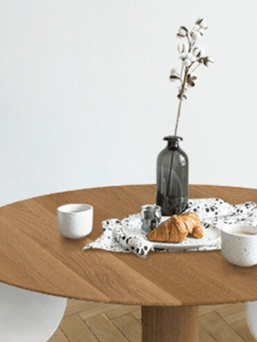Runder Esstisch mit Deko. Angehaucht an den Japandi Stil.