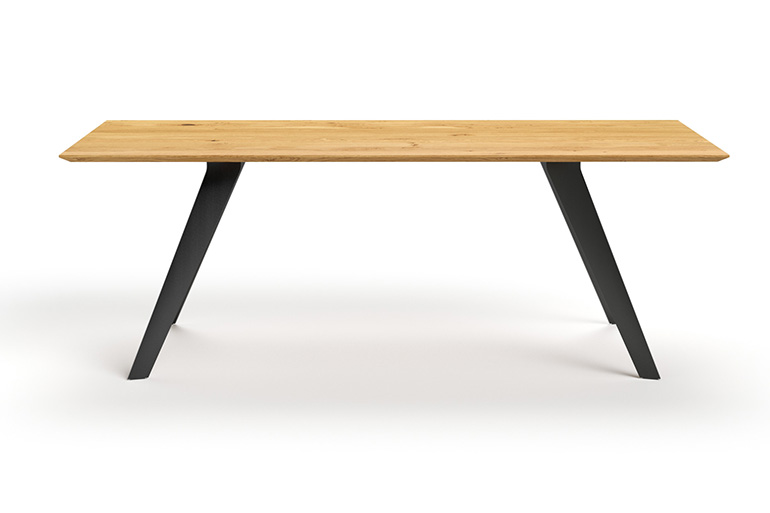 Der Esszimmertisch ist das Herzstück des Japandi Esszimmers. Der Esstisch Myrna von Comnata ist eckig, besteht aus einem hellen Massivholz und ist damit der perfekte Tisch für ein Esszimmer im Japandi Stil.