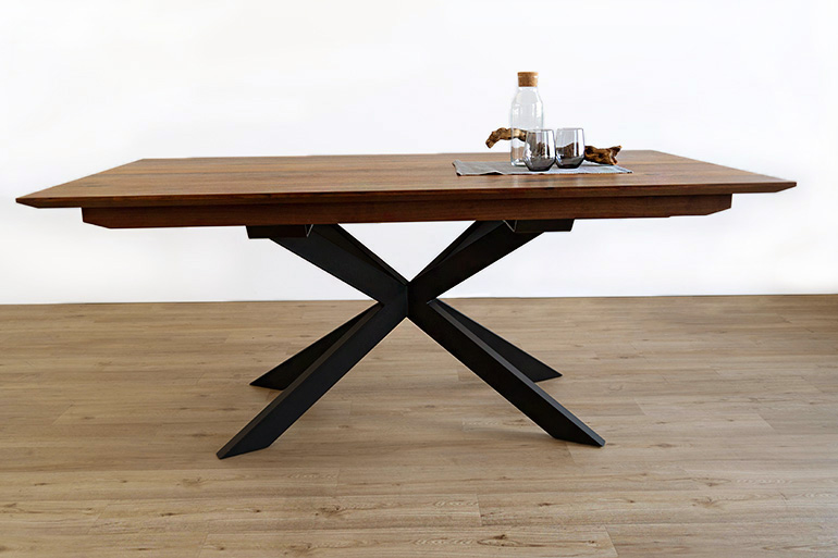 Der Esstisch Tjore aus Holz von COMNATA wertet jeden Raum durch seine minimalistische und hochwertige Optik auf | COMNATA Esstisch