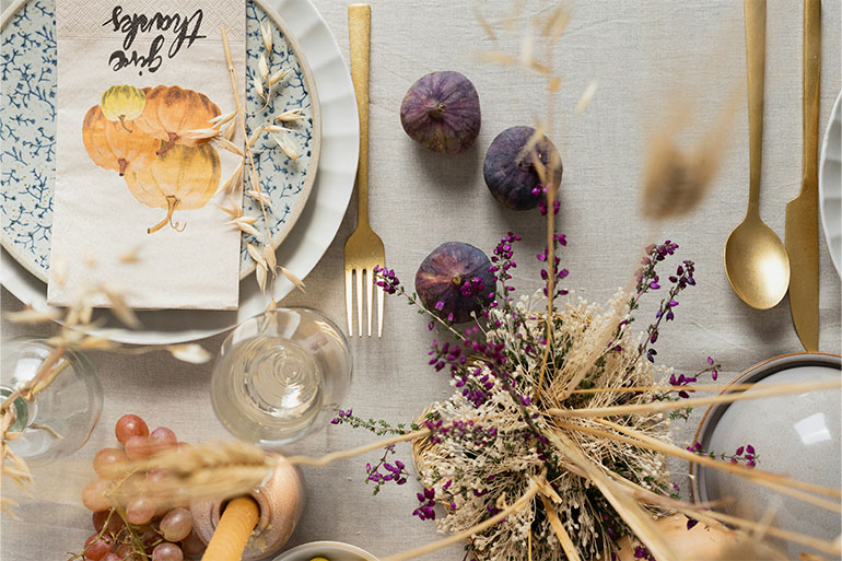Tisch herbstlich mit natürlichen Gegenständen wie Obst und Pflanzen dekoriert | COMNATA