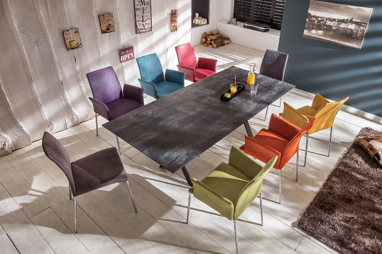Esszimmertisch mit farbigen Alas-Sesseln von COMNATA